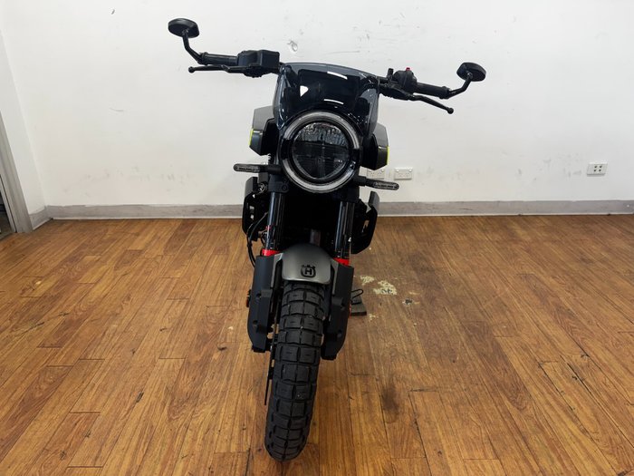 2024 Husqvarna SVARTPILEN 401 Black