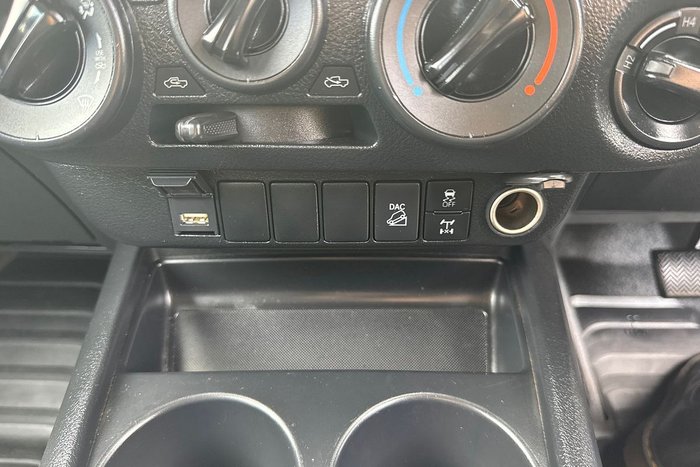 2025 Toyota Hilux SR