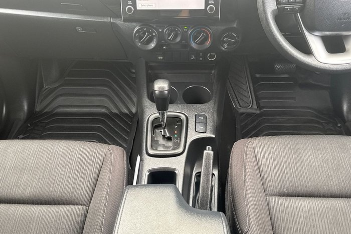 2025 Toyota Hilux SR