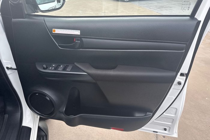 2025 Toyota Hilux SR