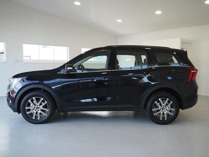 2025 Mahindra XUV700 AX7L