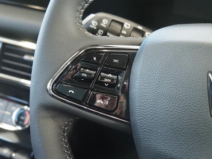 2025 Mahindra XUV700 AX7L