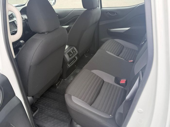 2022 Nissan Navara SL