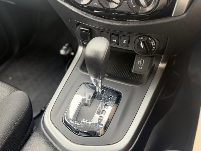 2022 Nissan Navara SL