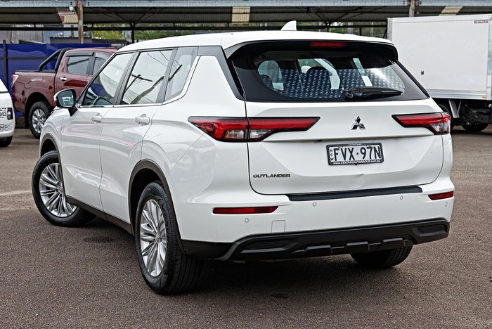 2023 Mitsubishi Outlander ES