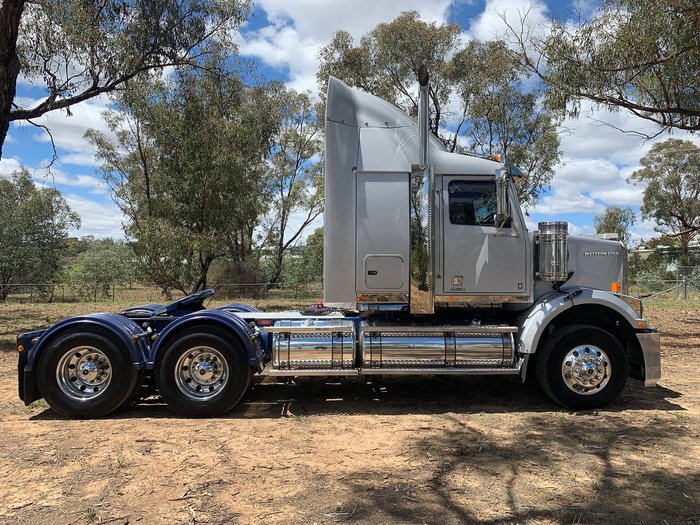 2018 Western Star 4800 Series 4800 FXB Silver