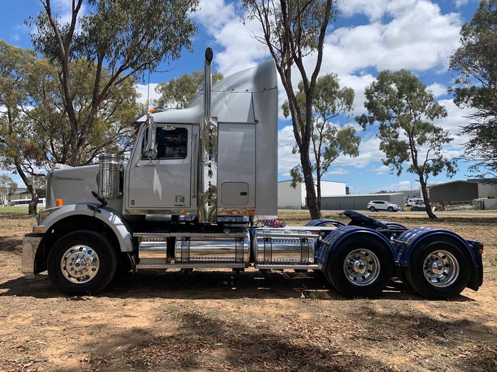 2018 Western Star 4800 Series 4800 FXB Silver
