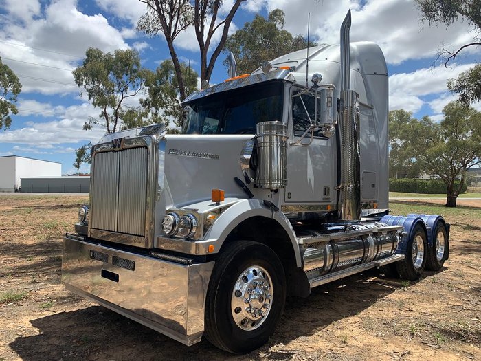 2018 Western Star 4800 Series 4800 FXB Silver