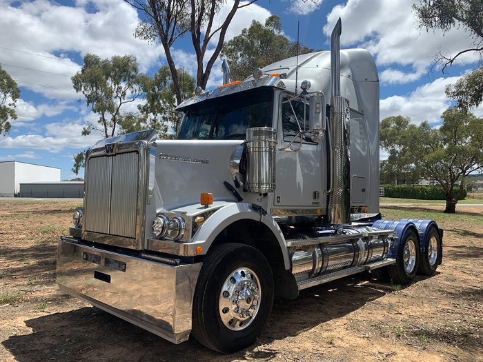 2018 Western Star 4800 Series 4800 FXB Silver