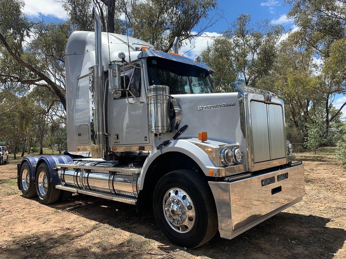 2018 Western Star 4800 Series 4800 FXB Silver