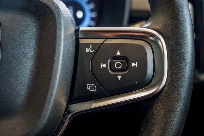 2022 Volvo XC40 Ultimate B5 Dark