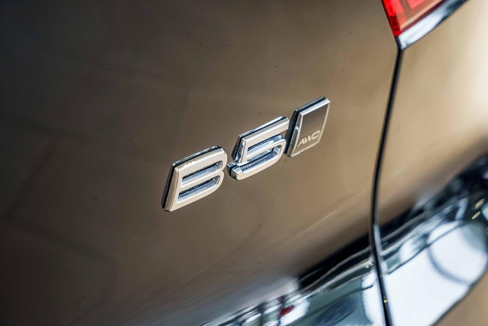 2022 Volvo XC40 Ultimate B5 Dark