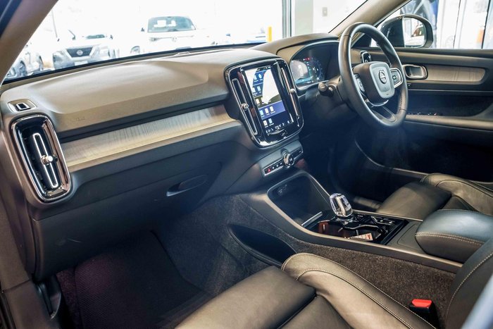 2022 Volvo XC40 Ultimate B5 Dark