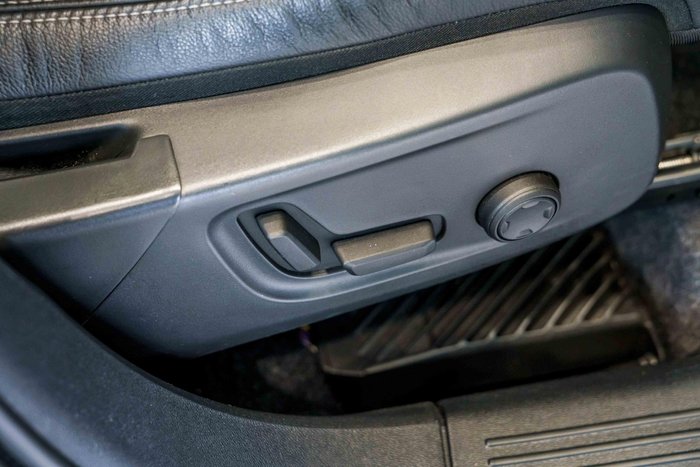 2022 Volvo XC40 Ultimate B5 Dark