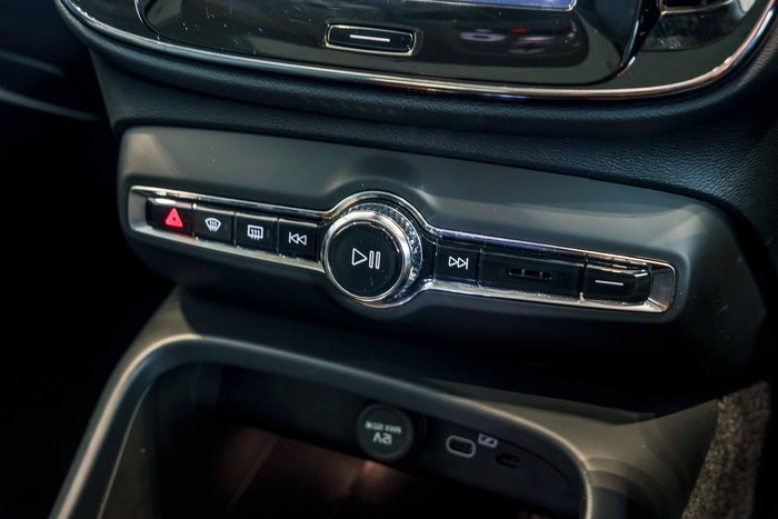 2022 Volvo XC40 Ultimate B5 Dark