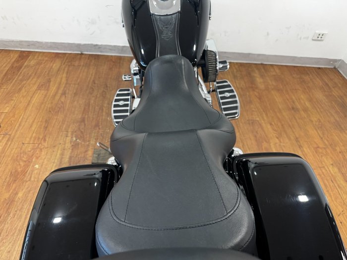 2014 Harley-Davidson FLD SWITCHBACK Black