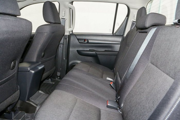 2025 Toyota Hilux SR