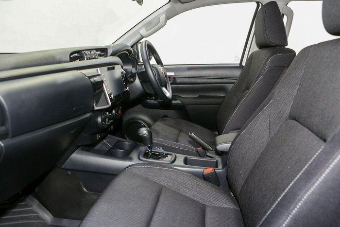 2025 Toyota Hilux SR