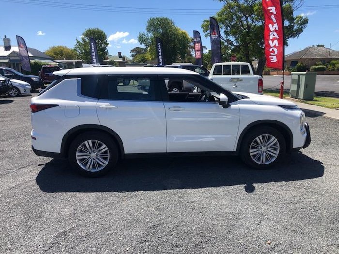 2022 Mitsubishi Outlander ES