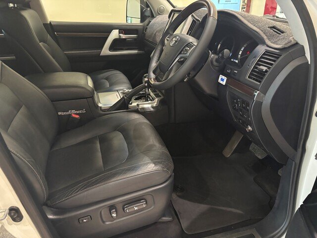 2020 Toyota LANDCRUISER LC200 4.5L T/D A/T Sahara 7 Seat (Beige Trim)