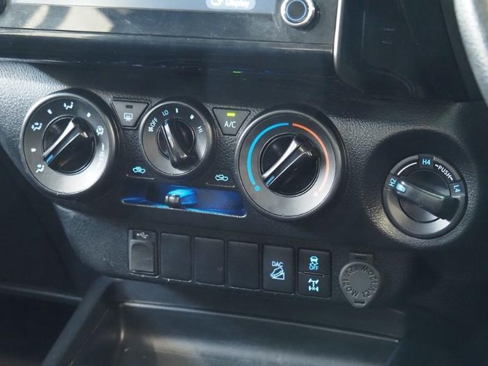 2022 Toyota Hilux SR