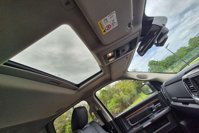 2019 RAM 1500 Laramie DS MY19 4X4 Dual Range Bright White