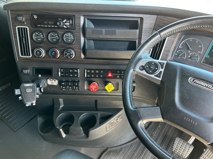 2022 Freightliner Cascadia 126 WHITE