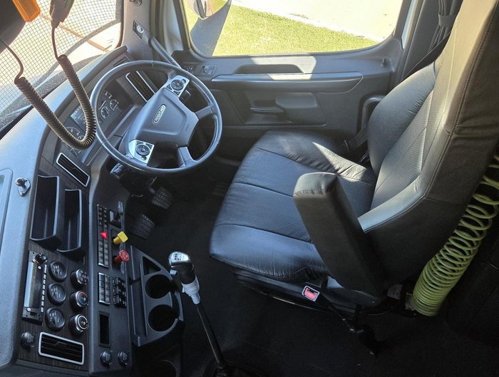 2021 Freightliner Cascadia WHITE