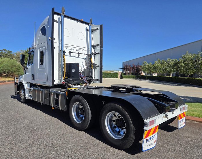 2021 Freightliner Cascadia WHITE