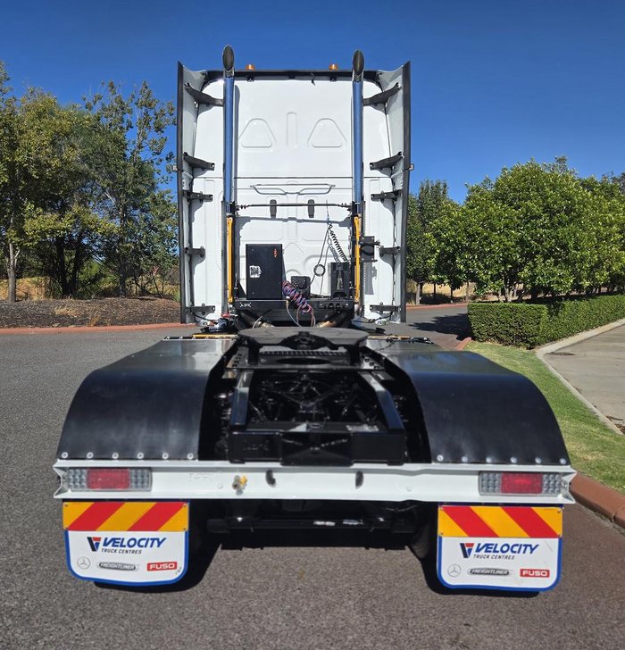 2021 Freightliner Cascadia WHITE