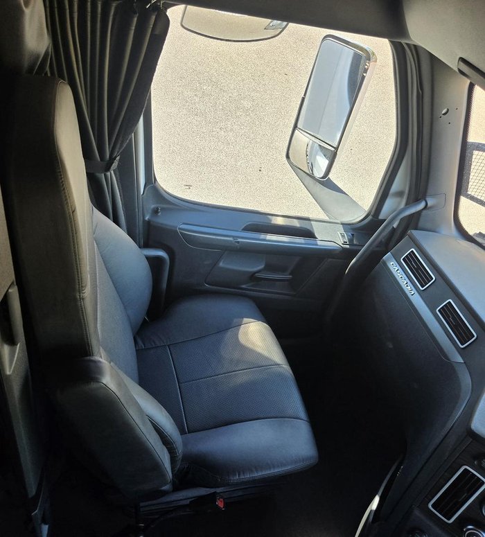 2021 Freightliner Cascadia WHITE