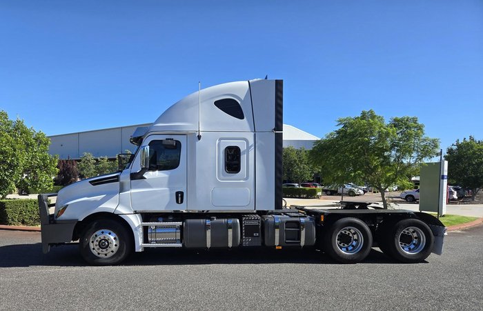 2021 Freightliner Cascadia WHITE
