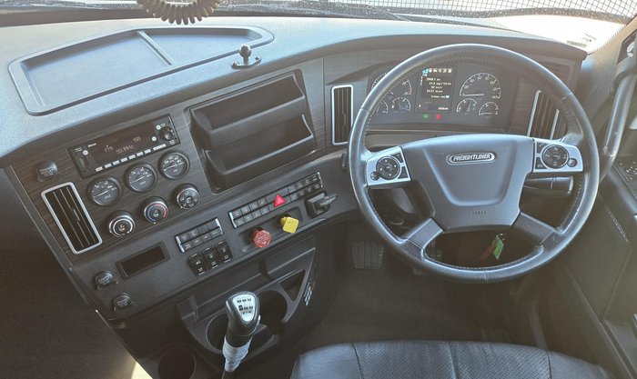 2021 Freightliner Cascadia WHITE