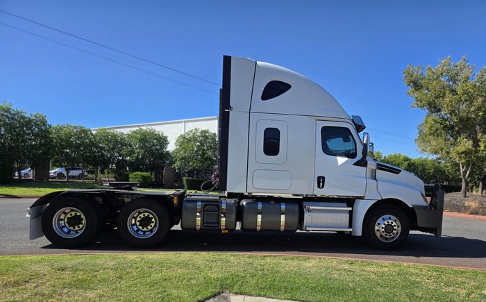 2021 Freightliner Cascadia WHITE