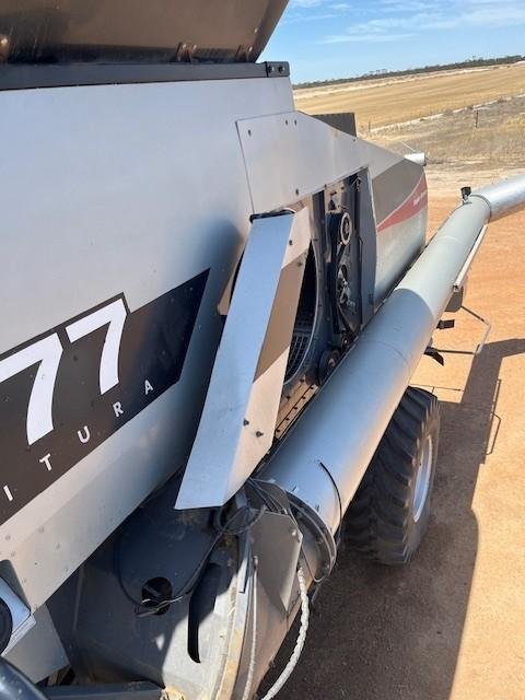 2013 Gleaner S77 Harvester & 40' Dynaflex 9250 Front