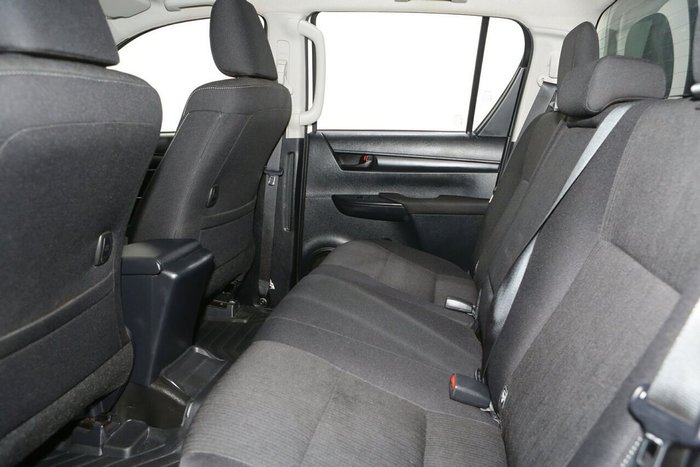 2025 Toyota Hilux SR