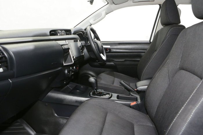 2025 Toyota Hilux SR