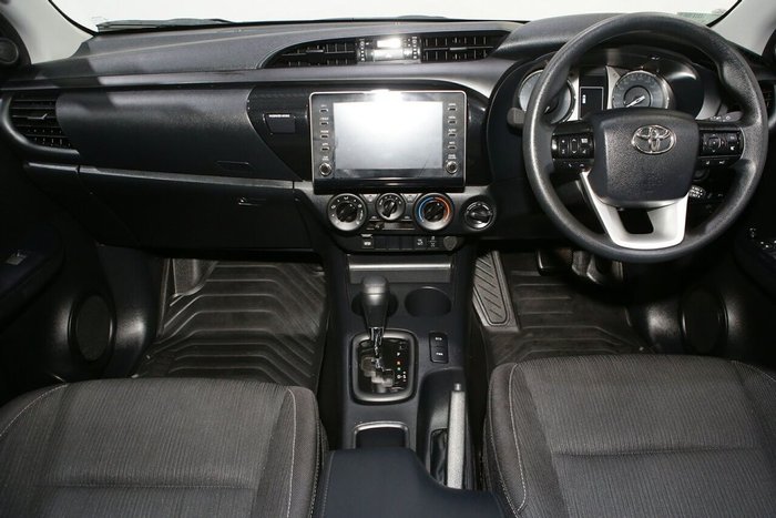 2025 Toyota Hilux SR