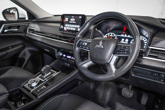 2025 Mitsubishi Outlander ES