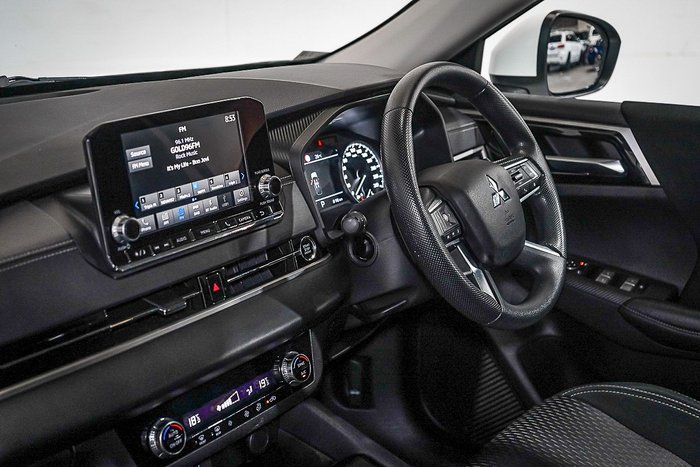 2025 Mitsubishi Outlander ES