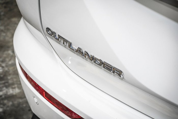 2025 Mitsubishi Outlander ES