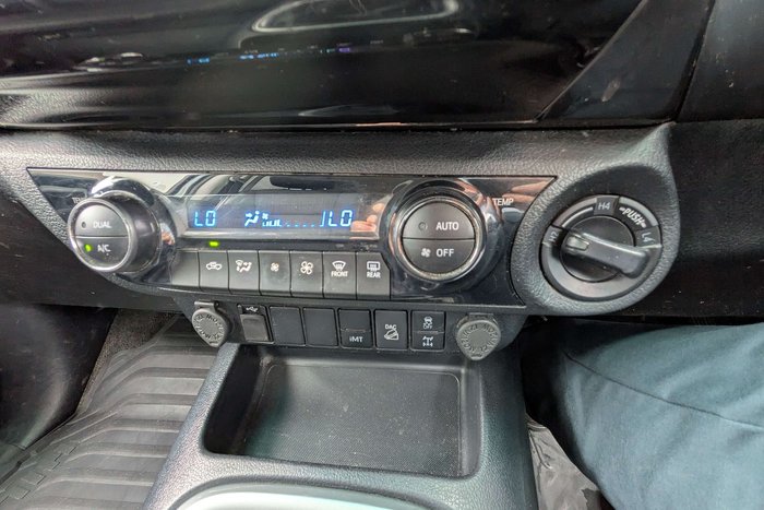 2022 Toyota Hilux SR5