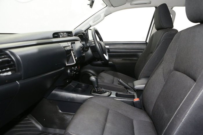 2025 Toyota Hilux SR