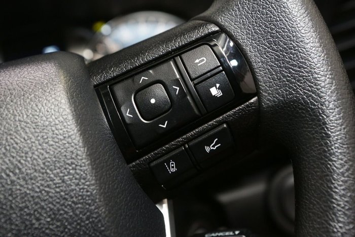 2025 Toyota Hilux SR