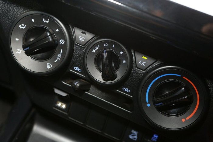 2025 Toyota Hilux SR