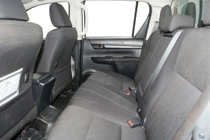 2025 Toyota Hilux SR