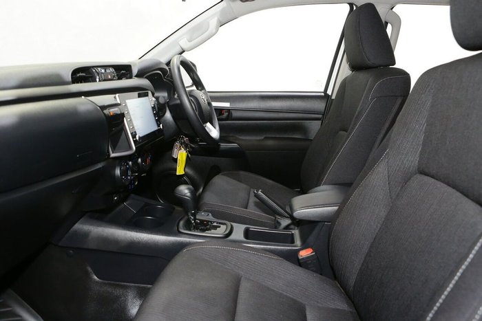 2025 Toyota Hilux SR