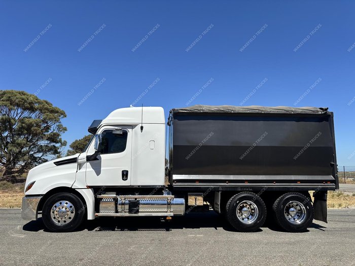 2022 Freightliner Cascadia White