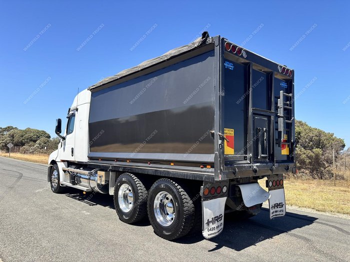 2022 Freightliner Cascadia White