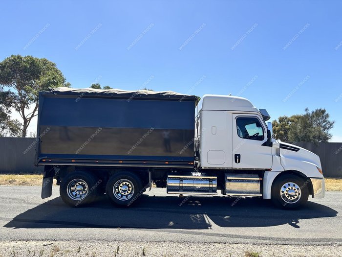 2022 Freightliner Cascadia White